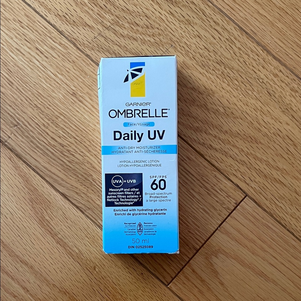 Garnier Ombrelle Daily UV Moisturizer SPF 60 - Blue and White